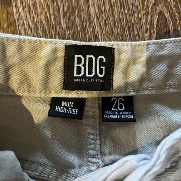 BDG mom high rise beige jeans size 26 - Picture 6 of 9